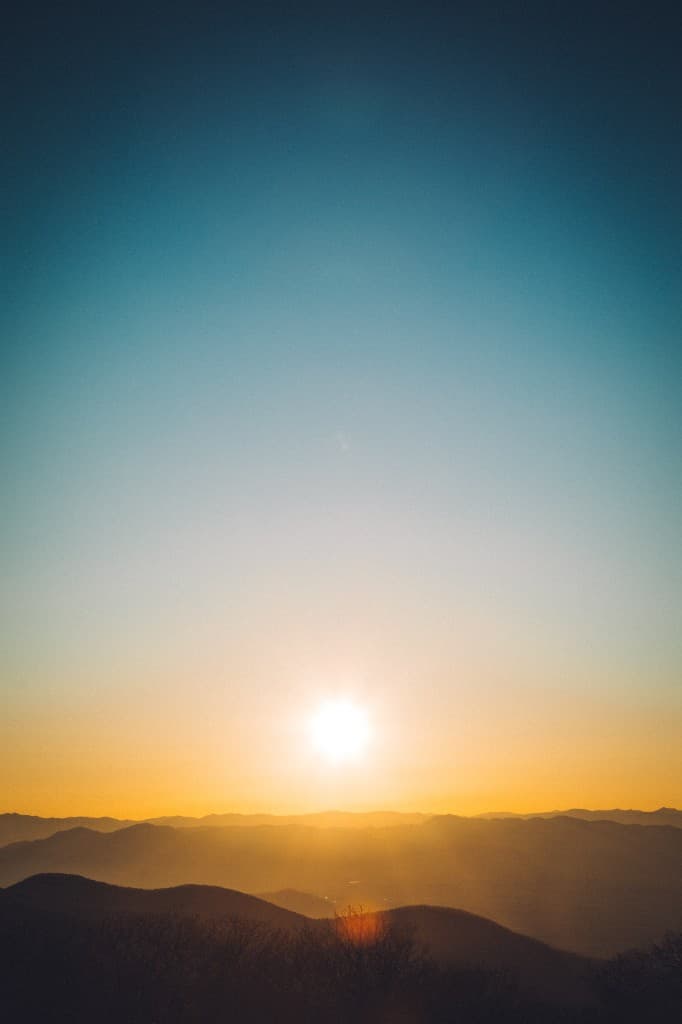 Soloppgang over fjellandskap